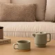Το σετ τσαγιού Secret de Gourmet Mint σε χρήση πάνω σε ξύλινο τραπεζάκι σαλονιού.