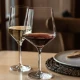 Ποτήρια κρασιού Zwiesel Cinco 617 ml με κόκκινο και λευκό κρασί σε κομψό τραπέζι δείπνου