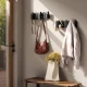Umbra Saloon κρεμάστρα τοίχου με 5 αναδιπλούμενους γάντζους σε είσοδο σπιτιού, με τσάντα, ζώνες, ακουστικά και μπουφάν.