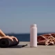 Το Singles Thermo Mug Lupine σε περιβάλλον γυμναστηρίου δίπλα σε yoga mat, αναδεικνύοντας τη χρήση του ως παγούρι.