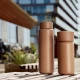 Το Singles Thermo Mug Camel σε εξωτερικό χώρο, αναδεικνύοντας τον μινιμαλιστικό σχεδιασμό του.