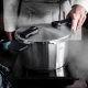 Χύτρα ταχύτητας Fissler Vitaquick Premium 6 lt ανοξείδωτη σε λειτουργία.