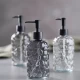 Γυάλινο soap dispenser DAY 400ml με ανάγλυφο σχέδιο και μαύρη αντλία, σε πρώτο πλάνο χρώμα σκούρο γκρι (77947)