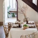 Υφασμάτινο τραπεζομάντηλο Finesse WOW σε ιβουάρ απόχρωση (Essence Ivory), στρωμένο κομψά σε τραπεζαρία.