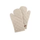 Δύο μπεζ καπιτονέ βαμβακερά γάντια φούρνου Finesse CHEF στην απόχρωση της άμμου (Richmond Canyon), με κομψό θηλάκι κρεμάσματος.