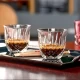 Κρυστάλλινα φλυτζάνια espresso Nachtmann Noblesse Barista, 2 τεμάχια σε δίσκο με καφέ.
