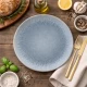 Πιάτο Cryspo Trio Neptune stoneware σε μπλε-γκρι απόχρωση με ακτινωτό σχέδιο σε στρωμένο τραπέζι