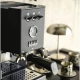 Gaggia Classic Up Black manual espresso machine με μανόμετρο και οθόνη TFT, κοντινή λήψη.