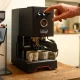 Gaggia Classic Up Black manual espresso machine με μανόμετρο και οθόνη TFT μαζί με 2 φλυτζάνια espresso.