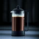 Bodum 1543-01 Brazil πρέσα καφέ French Press σε μαύρο χρώμα, με καφέ, φωτογραφία σε μαύρο φόντο.