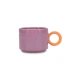 Μοντέρνα κεραμική κούπα ONA Lou 28cl σε μωβ χρώμα με πορτοκαλί κυκλικό χερούλι