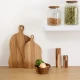 Lifestyle φωτογραφία: Η επιφάνεια κοπής Organik τακτοποιημένη σε πάγκο κουζίνας.