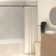 Μαύρη μπάρα κουρτίνας μπάνιου 5five τοποθετημένη σε μπανιέρα με λευκή κουρτίνα