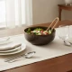 Lifestyle φωτογραφία: Σερβίρισμα σαλάτας σε κεραμική σαλατιέρα Terre Inconnue 22cm.