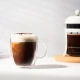 Κούπα Bodum Bistro με καφέ latte δίπλα σε καφετιέρα French Press.