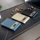 Τρεις ψηφιακές ζυγαριές κουζίνας Guzzini Sous Chef σε navy blue, μπεζ και μαύρο χρώμα πάνω σε μοντέρνο πάγκο.