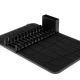 Κοντινό πλάνο άδειας μαύρης πιατοθήκης Umbra UDry Ultra Black με τη σχάρα και τη θήκη μαχαιροπίρουνων πάνω στο απορροφητικό υπόστρωμα