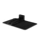 Άδεια μαύρη πιατοθήκη Umbra UDry Ultra Black με τη σχάρα και τη θήκη μαχαιροπίρουνων πάνω στο απορροφητικό υπόστρωμα από πλάγια όψη