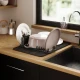 Μαύρη πιατοθήκη και στεγνωτήρας Umbra UDry Ultra Black με σκεύη σε ξύλινο πάγκο κουζίνας δίπλα στον νεροχύτη