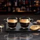 Φλιτζάνια RCR Caffè γεμάτα με espresso και πλούσια κρέμα, σερβιρισμένα σε πέτρινο δίσκο.