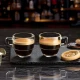 Φλιτζάνια RCR 120ml με πλούσια κρέμα καφέ lungo, σερβιρισμένα με μπισκότα.
