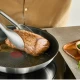 Μαγείρεμα κρέατος σε τηγάνι Tefal Emotion+ από ανοξείδωτο ατσάλι