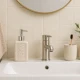 Λευκό δοχείο κρεμοσάπουνου MRShome από dolomite 300ml με αντλία, σε σύγχρονο νιπτήρα.