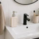 Λευκό δοχείο κρεμοσάπουνου MRShome από dolomite 300ml με αντλία, τοποθετημένο σε νιπτήρα.