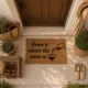Πατάκι εισόδου MRShome 59x39cm με σχέδιο Home is where the wine is, σε κεντρική είσοδο 