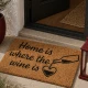 Πατάκι εισόδου MRShome 59x39cm με σχέδιο Home is where the wine is, τοποθετημένο σε εξώπορτα, κοντινή λήψη.