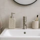 Off-white δοχείο κρεμοσάπουνου MRShome από dolomite 300ml με αντλία, τοποθετημένο σε νιπτήρα, μαζί με θήκη για οδοντόβουρτσες.