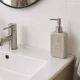 Off-white δοχείο κρεμοσάπουνου MRShome από dolomite 300ml με αντλία, τοποθετημένο σε νιπτήρα.