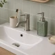 Πράσινο δοχείο κρεμοσάπουνου MRShome από dolomite 300ml με αντλία, τοποθετήμένο σε νιπτήρα.