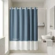 Αδιάβροχη κουρτίνα μπάνιου Estia Tone Lab Opal Blue 180x194 εκ. σε μοντέρνο μπάνιο