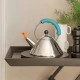 Εμβληματικός βραστήρας Alessi 9093/1 LAZ 1L τοποθετημένος σε μοντέρνο δίσκο κουζίνας