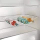 Λεπτομέρεια της θήκης μπουκαλιών Metaltex Cool-Bottle μέσα σε ψυγείο για οργάνωση και εξοικονόμηση χώρου