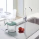 Ο στεγνωτήρας σαλάτας Biesse P636/18 στον πάγκο της κουζίνας δίπλα στον νεροχύτη με φρέσκες ντομάτες.