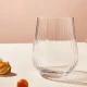 Ποτήρι νερού Pasabahce Allegra Focus σε τραπέζι με φυσικό φως που αναδεικνύει τις ανάγλυφες λεπτομέρειές του.