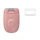 Philips Satinelle Essential BRE227/00 αποτριχωτική μηχανή σε ροζ χρώμα με το εξάρτημά της σε λευκό φόντο.