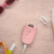 Η ροζ αποτριχωτική μηχανή Philips BRE227/00 σε μια flatlay σύνθεση με γυαλιά ηλίου, μανό και καλλυντικά.
