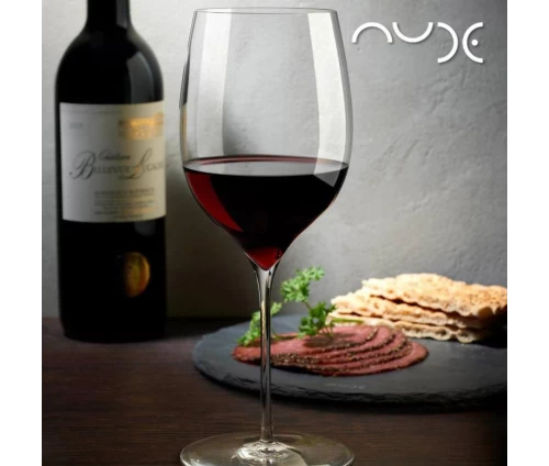 Σερβίρισμα κόκκινου κρασιού σε ποτήρι Nude Refine 530ml - Σχεδιασμένο για την απόλυτη ανάδειξη αρώματος και γεύσης.
