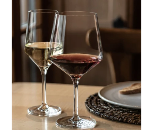 Ποτήρια κρασιού Zwiesel Cinco 617 ml με κόκκινο και λευκό κρασί σε κομψό τραπέζι δείπνου