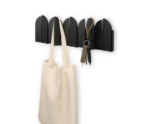 Umbra Saloon 1022942-040 κρεμάστρα τοίχου μαύρο/ξύλο, με 5 αναδιπλούμενους γάντζους και κρεμασμένη τσάντα/κλειδιά.