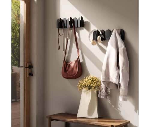 Umbra Saloon κρεμάστρα τοίχου με 5 αναδιπλούμενους γάντζους σε είσοδο σπιτιού, με τσάντα, ζώνες, ακουστικά και μπουφάν.