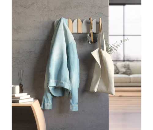 Umbra Saloon 1022942-1337 κρεμάστρα τοίχου Natural/Sand, σε χώρο καθιστικού/γραφείου με μπουφάν, κλειδιά και τσάντα.