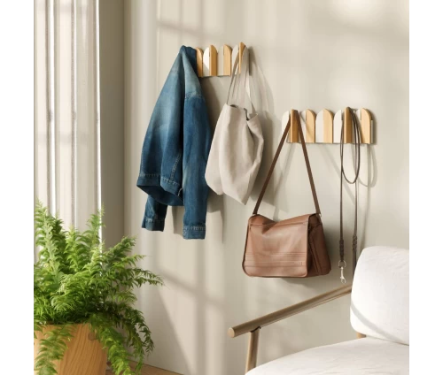 Umbra Saloon Natural/Sand κρεμάστρες τοίχου (2 τεμάχια) σε υπνοδωμάτιο, με τσάντα, μπουφάν και λουρί.