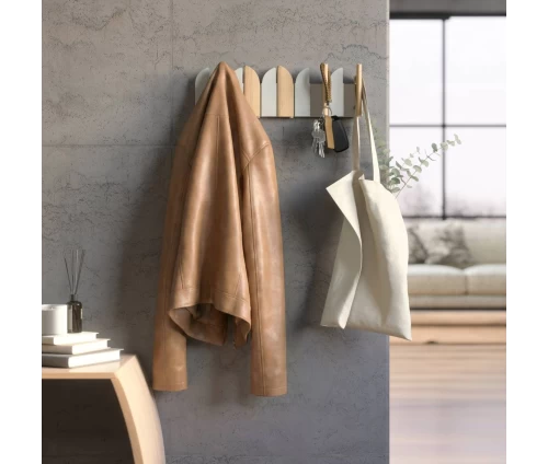Umbra Saloon Natural/Sand κρεμάστρα τοίχου με 5 αναδιπλούμενους γάντζους, με δερμάτινο μπουφάν και τσάντα.