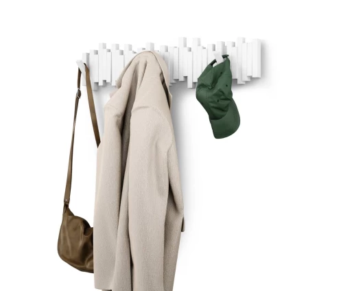 Umbra Sticks 1023536-660 κρεμάστρα τοίχου 8 θέσεων λευκή, με κλειδιά, τσάντα και μπουφάν σε είσοδο σπιτιού.