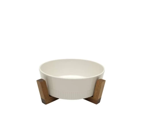 Λευκή στρογγυλή σαλατιέρα από πορσελάνη τοποθετημένη σε χιαστί ξύλινη βάση ακακίας.