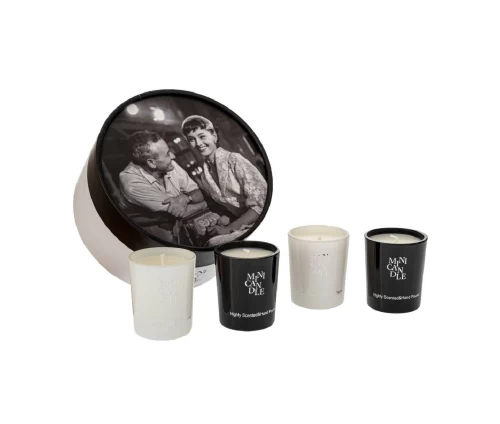 Σετ 4 μίνι αρωματικά κεριά Iliadis σε λευκό και μαύρο ποτήρι, τοποθετημένα μπροστά από στρογγυλή πολυτελή συσκευασία με ασπρόμαυρη vintage φωτογραφία.